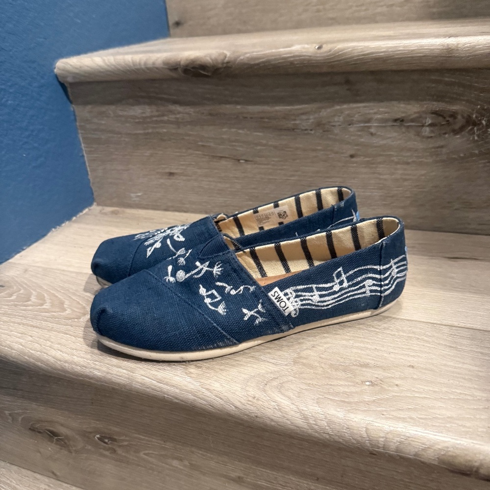 TOMS Slip On Flats w/customized metallic music notes design